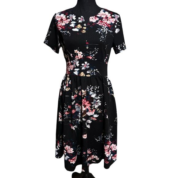YATHON Dresses & Skirts - NWT Yathon Black Floral Short Sleeve Fit n' Flare Dress Women's M Medium
